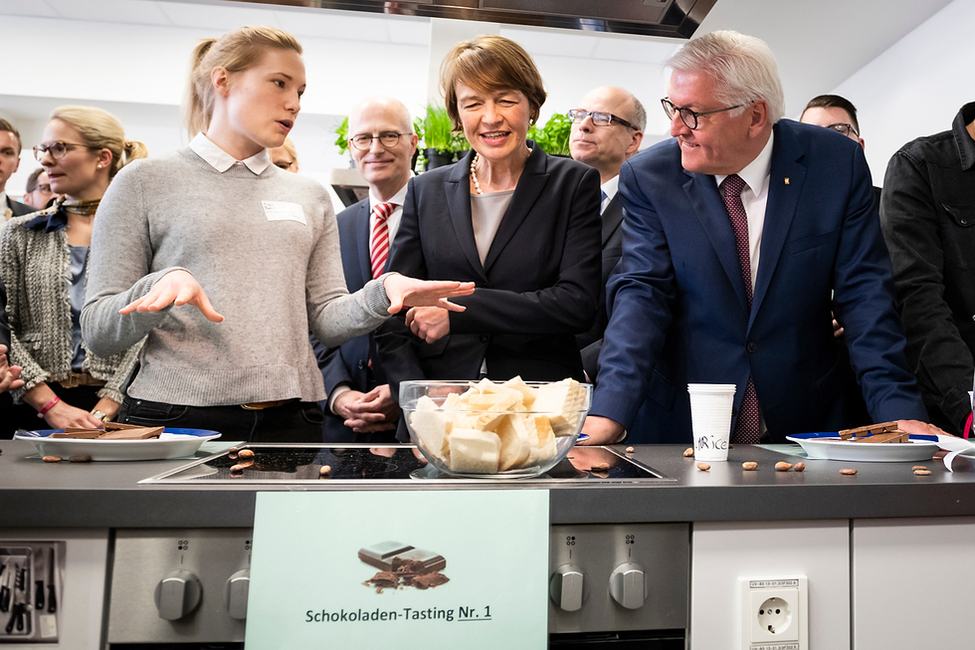 Bundespräsident Frank-Walter Steinmeier und Elke Büdenbender beim Austausch mit Auszubildenden des dualen Ausbildungsberufs Einzelhandel im Lebensmittelbereich in der Beruflichen Schule in Hamburg im Rahmen der Woche der beruflichen Bildung 