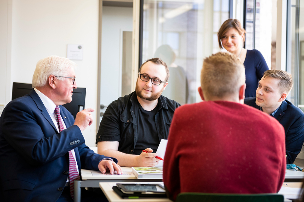 Bundespräsident Frank-Walter Steinmeier nimmt an der Unterrichtssequenz 'Waren, Produkte und Dienstleistungen verkaufsfördernd präsentieren`der Berufliche Schule Einzelhandel in Hamburg im Rahmen der Woche der beruflichen Bildung teil