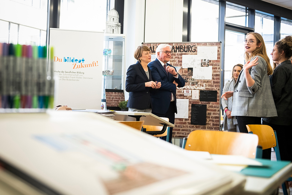 Bundespräsident Frank-Walter Steinmeier und Elke Büdenbender beim Rundgang durch einen Unterrichtsraum der Beruflichen Schule Einzelhandel in Hamburg im Rahmen der Woche der beruflichen Bildung 