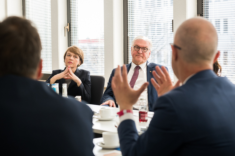 Bundespräsident Frank-Walter Steinmeier und Elke Büdenbender bekommen eine Vorstellung der Arbeit der Jugendberufsagentur Hamburg-Wandsbek im Rahmen der Woche der beruflichen Bildung 