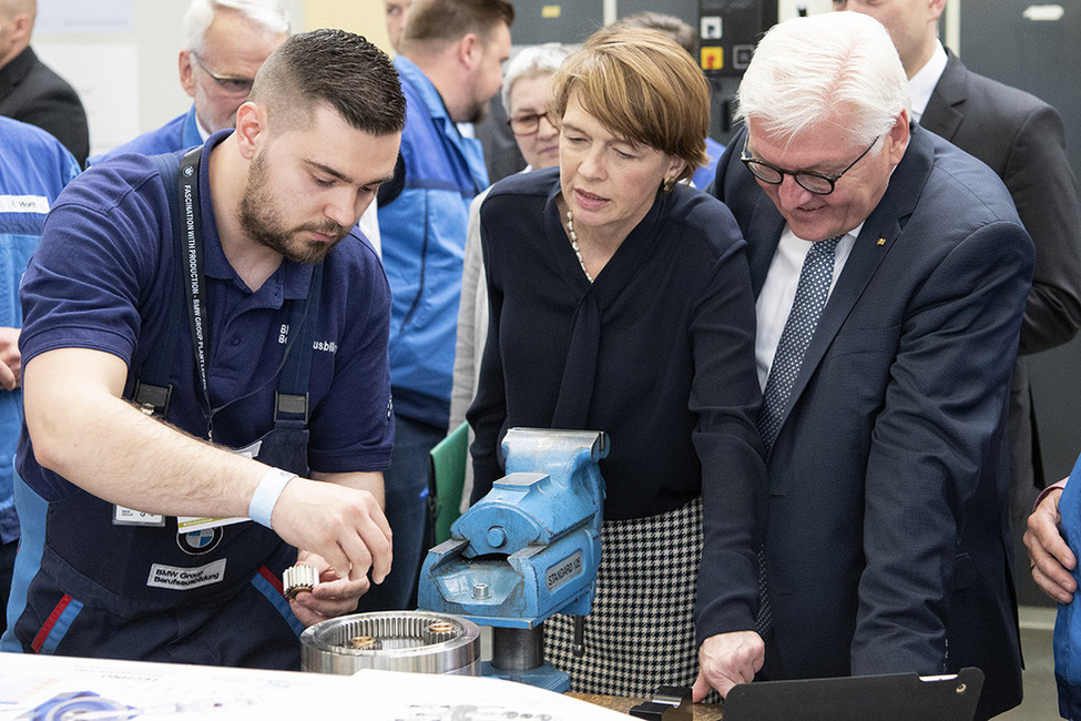 Bundespräsident Frank-Walter Steinmeier und Elke Büdenbender bei der Begegnung mit Auszubildenden während des Rundgangs durch die Ausbildungswerkstätten von BMW in Leipzig im Rahmen der Woche der beruflichen Bildung 