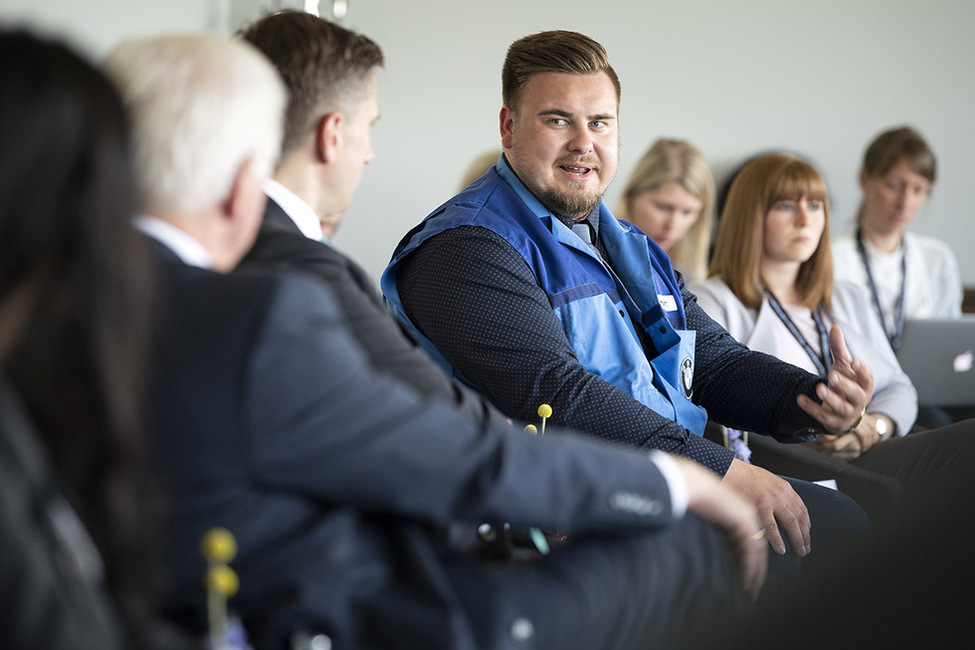 Bundespräsident Frank-Walter Steinmeier bei der Gesprächsrunde zum Thema 'Bedeutung der Mitbestimmung in der Ausbildung' in den Ausbildungswerkstätten von BMW in Leipzig im Rahmen der Woche der beruflichen Bildung 