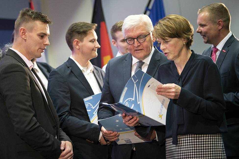 Bundespräsident Frank-Walter Steinmeier und Elke Büdenbender bei der Übergabe des 'Europass Mobilität' an Auszubildende im Handwerk bei der Festveranstaltung in Groß Kreutz im Rahmen der Woche der beruflichen Bildung 