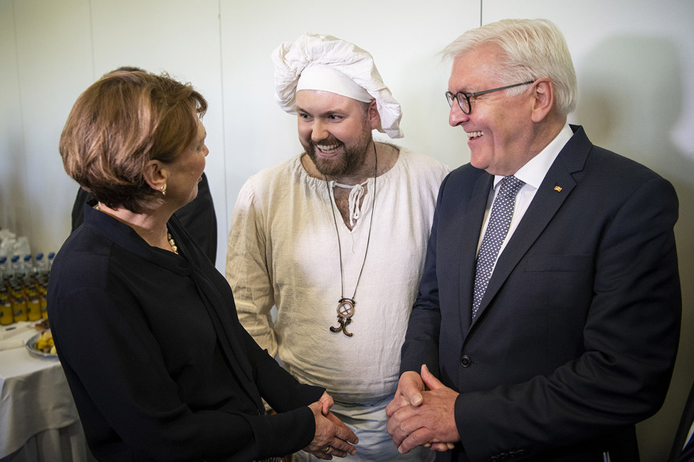 Bundespräsident Frank-Walter Steinmeier und Elke Büdenbender tauschen sich mit einem Bäcker aus bei der Übergabe des 'Europass Mobilität' an Auszubildende im Handwerk bei der Festveranstaltung in Groß Kreutz im Rahmen der Woche der beruflichen Bildung 