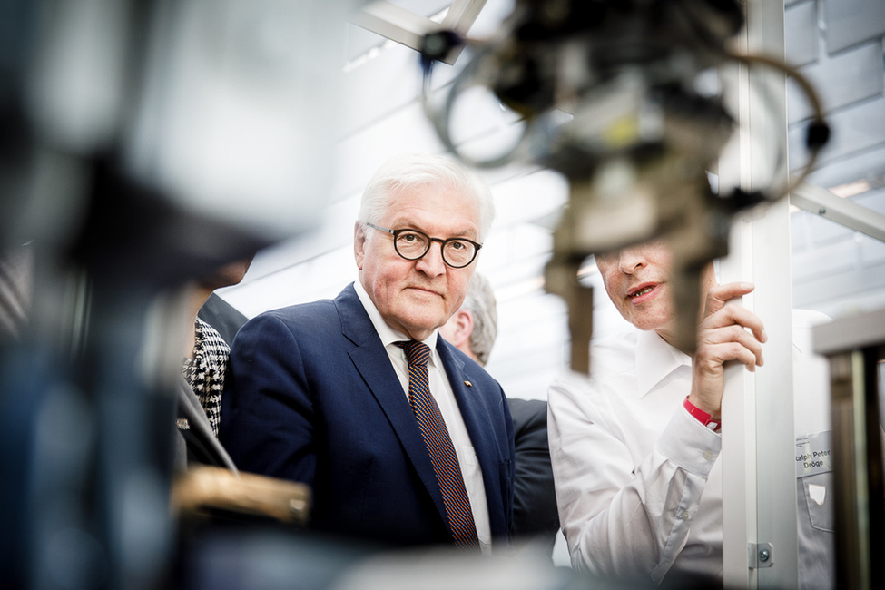 Bundespräsident Frank-Walter Steinmeier besucht den Werkstattraum der Hydraulik/Pneumatik des Berufsschulzentrums in Bietigheim-Bissingen um sich im Rahmen der Woche der beruflichen Bildung über Zukunftsentwicklungen zu informieren 