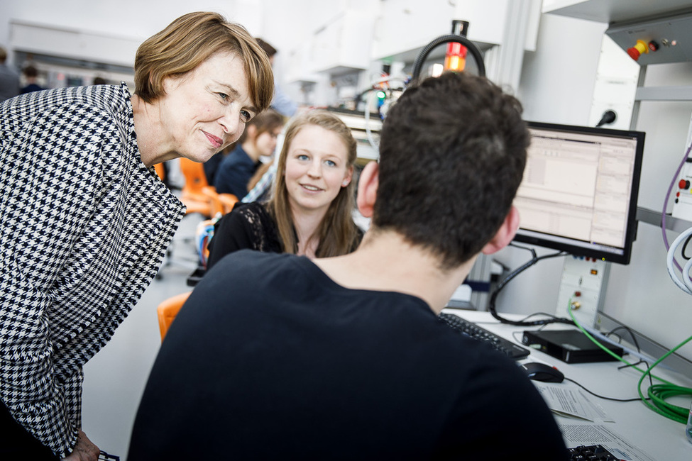 Elke Büdenbender tauscht sich mit Jugendlichen zu Zukunftsentwicklungen in der Lernfabrik 4.0 des Berufsschulzentrums in Bietigheim-Bissingen im Rahmen der Woche der beruflichen Bildung aus