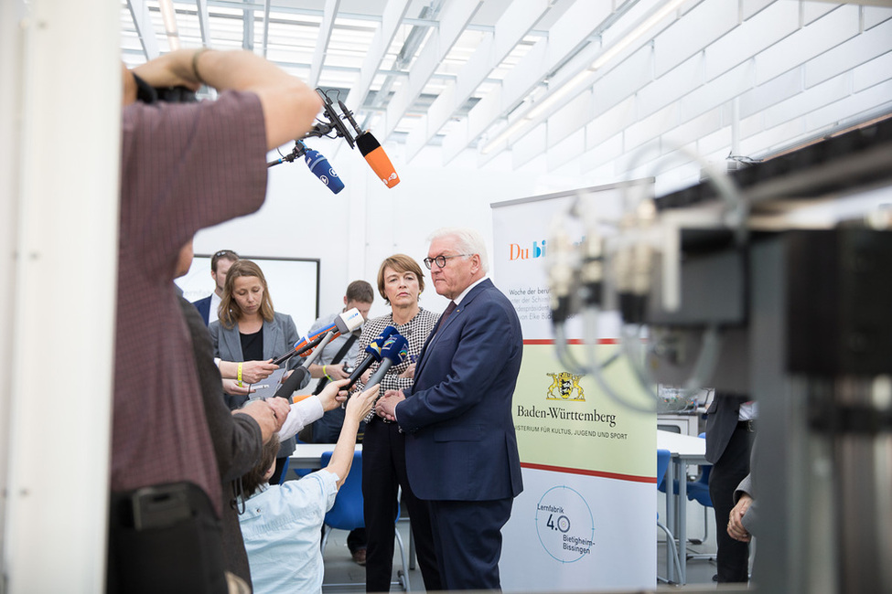 Bundespräsident Frank-Walter Steinmeier und Elke Büdenbender treten vor die Presse in der Lernfabrik 4.0 des Berufsschulzentrums in Bietigheim-Bissingen im Rahmen der Woche der beruflichen Bildung 