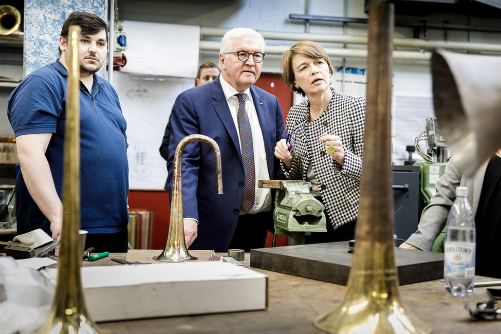 Bundespräsident Frank-Walter Steinmeier und Elke Büdenbender informieren sich über die Berufsvorbereitung für Menschen mit Behinderung in einer Werkstatt der Oscar-Walcker-Schule in Ludwigsburg im Rahmen der Woche der beruflichen Bildung 