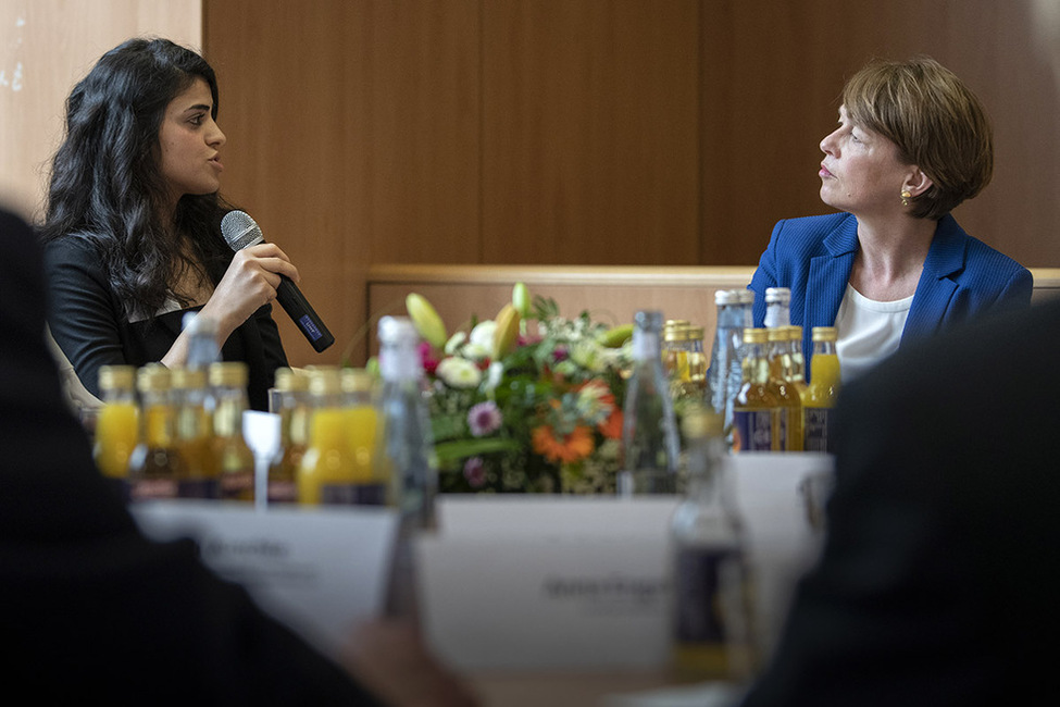 Elke Büdenbender bei der Gesprächsrunde zum Projekt 'Gewinnung junger Geflüchteter für den Ausbildungsberuf Medizinische/r Fachangestellte/r' in der KAUSA-Servicestelle Essen im Rahmen der Woche der beruflichen Bildung 