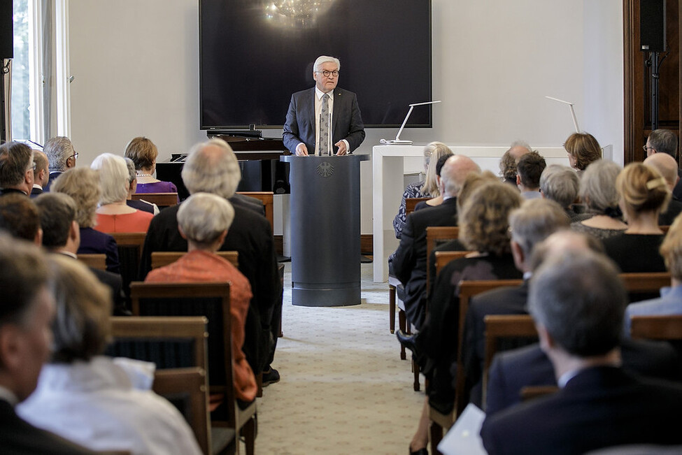 Bundespräsident Frank-Walter Steinmeier hält eine Ansprache bei der Soiree zu Ehren von Heinrich Böll aus Anlass seines 100. Geburtstages im Empfangssaal der Villa Hammerschmidt in Bonn  