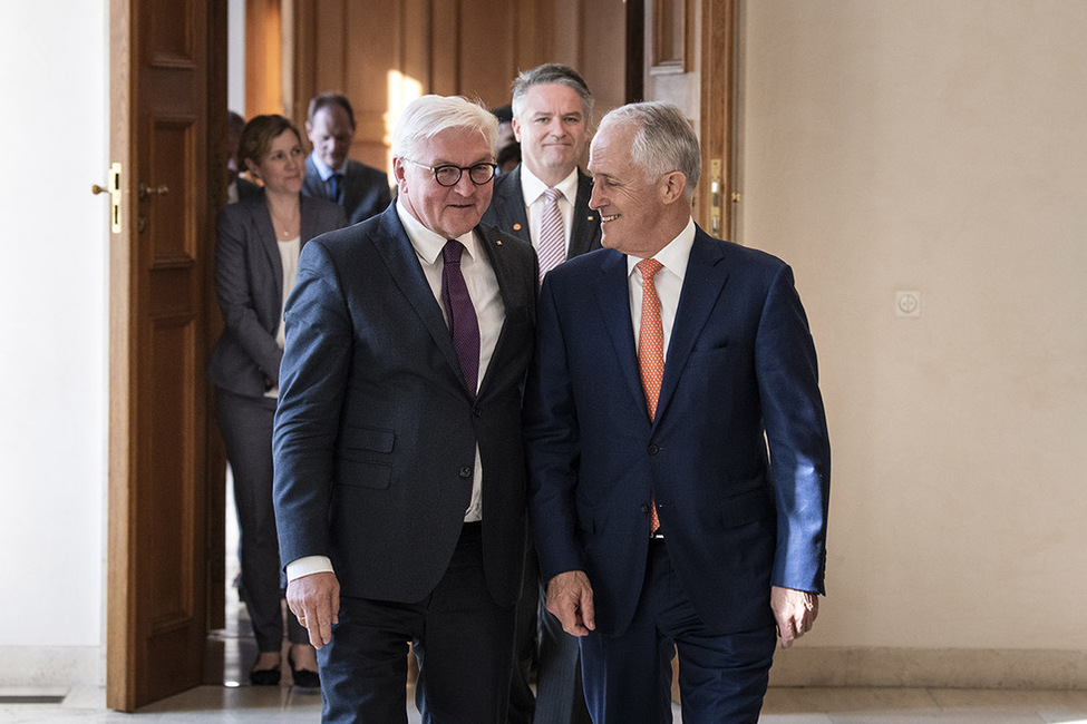Bundespräsident Frank-Walter Steinmeier beim gemeinsamen Gang ins Amtszimmer mit dem Premierminister von Australien, Malcolm Turnbull, in Schloss Bellevue 