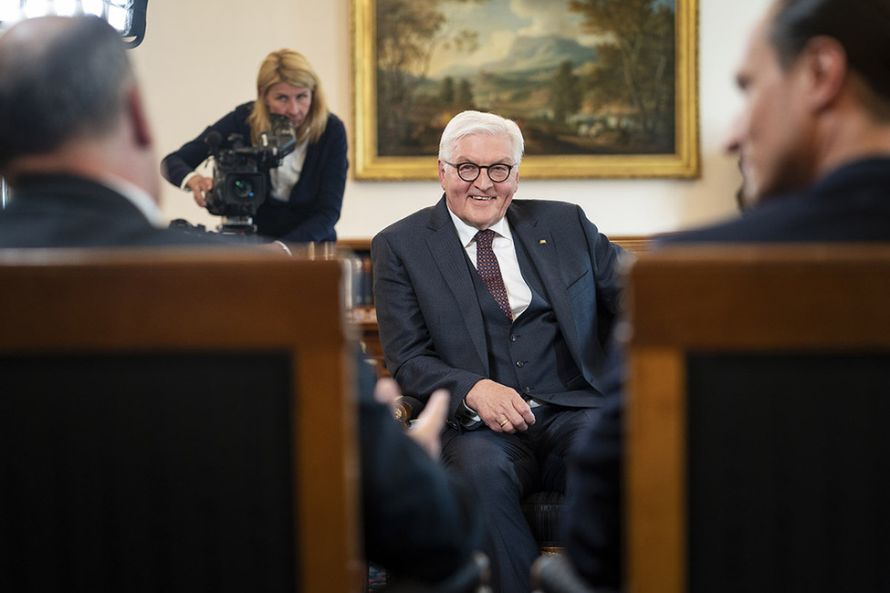 Bundespräsident Frank-Walter Steinmeier beim Interview mit den Redakteuren Peter Voegeli und Adrian Arnold des Schweizer Radio und Fernsehens (SRF) im Amtszimmer von Schloss Bellevue 