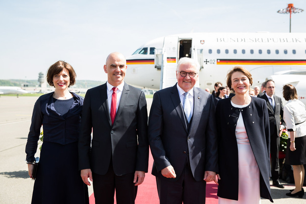 Bundespräsident Frank-Walter Steinmeier und Elke Büdenbender werden vom Bundespräsidenten der Schweizerischen Eidgenossenschaft, Alain Berset, und seiner Frau Muriel Zeender Berset am Flughafen in Zürich anlässlich des Staatsbesuchs begrüßt