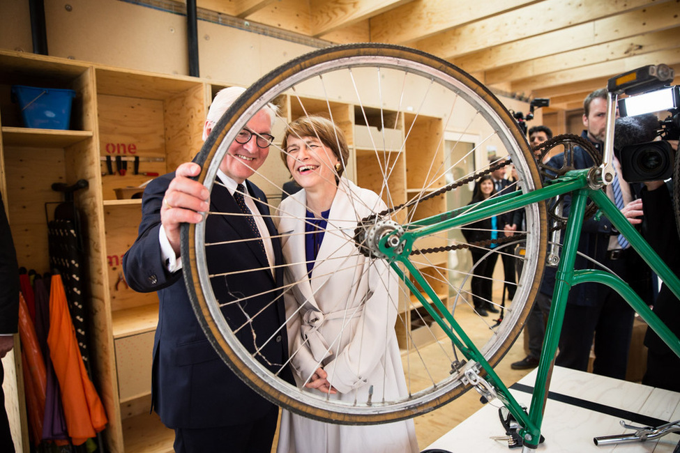 Bundespräsident Frank-Walter Steinmeier und Elke Büdenbender bei der Besichtigung des Projekts "Neighbour-Hub" – ein modulbasierter Holzbau, der als Ort der Begegnung dient – während des Staatsbesuchs in der Schweiz