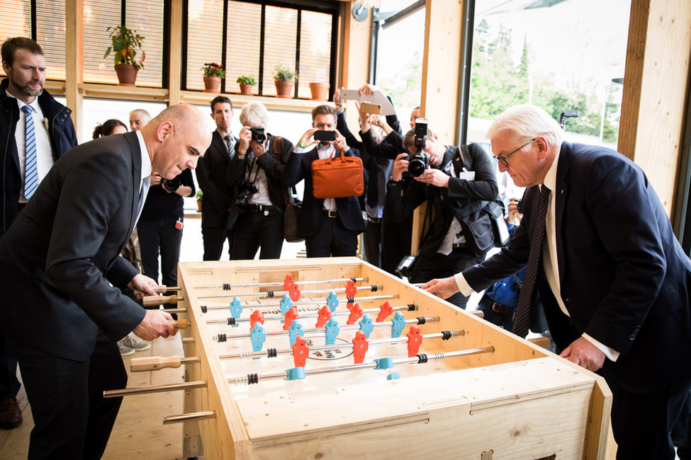 Bundespräsident Frank-Walter Steinmeier bei einer Tischfußball-Partie mit Alain Berset während der Besichtigung des Projekts 'Neighbour-Hub' in Fribourg