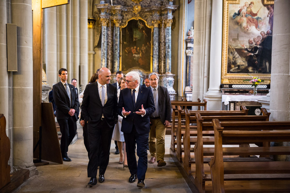 Bundespräsident Frank-Walter Steinmeier bei der Besichtigung der St. Nikolaus Kathedrale in Freiburg anlässlich des Staatsbesuchs in der Schweiz