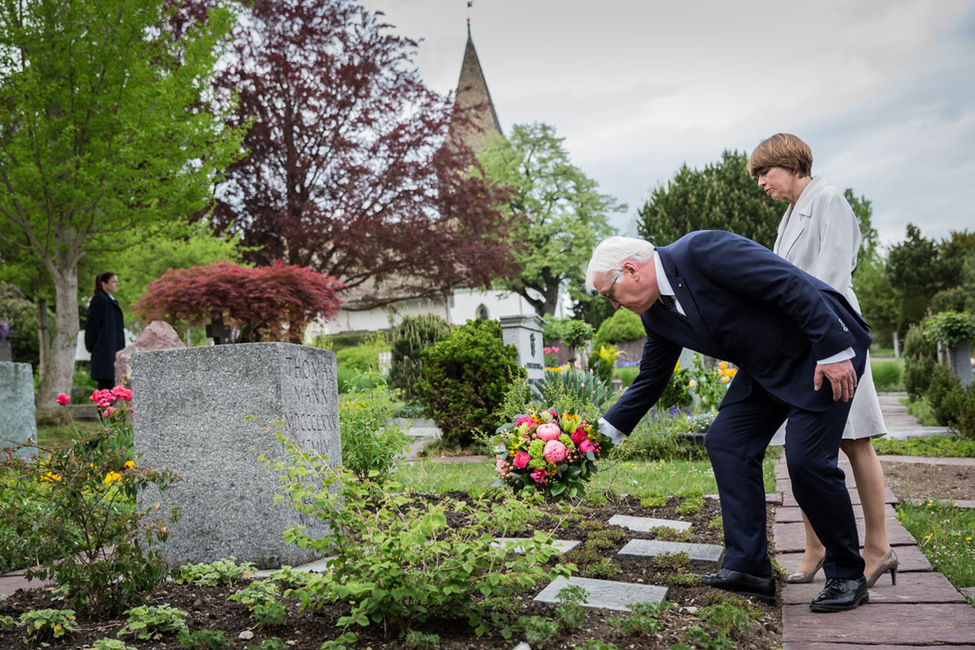 Bundespräsident Frank-Walter Steinmeier und Elke Büdenbender beim Besuch des Grabes der Familie Mann auf dem Kilchberger Friedhof anlässlich des Staatsbesuchs in der Schweiz