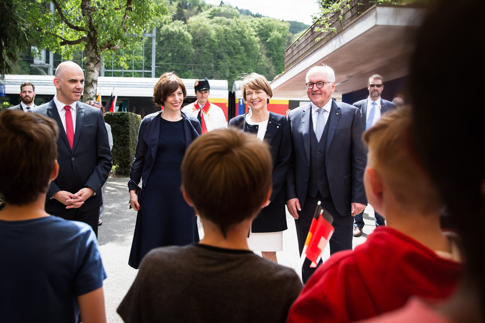 Bundespräsident Frank-Walter Steinmeier und Elke Büdenbender werden durch die Gemeindepräsidentin von Kehrsatz und einem Schülerchor anlässlich des Staatsbesuchs in der Schweizerischen Eidgenossenschaft begrüßt