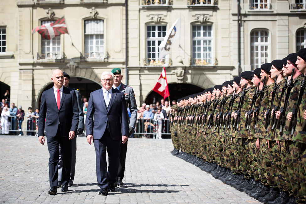 Bundespräsident Frank-Walter Steinmeier wird mit militärischen Ehren am Münsterplatz in Bern anlässlich des Staatsbesuchs in der Schweizerischen Eidgenossenschaft begrüßt