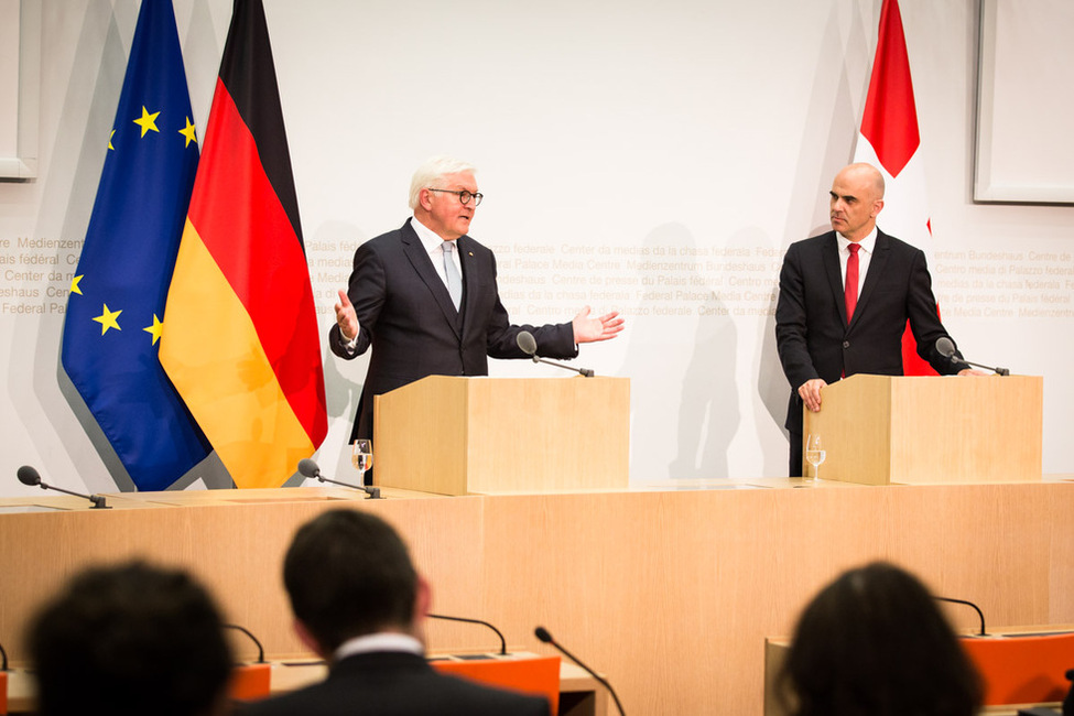 Bundespräsident Frank-Walter Steinmeier bei einer gemeinsamen Begegnung mit der Presse mit dem Bundespräsidenten der Schweizerischen Eidgenossenschaft, Alain Berset, im Medienzentrum des Bernerhofs anlässlich des Staatsbesuchs in der Schweiz