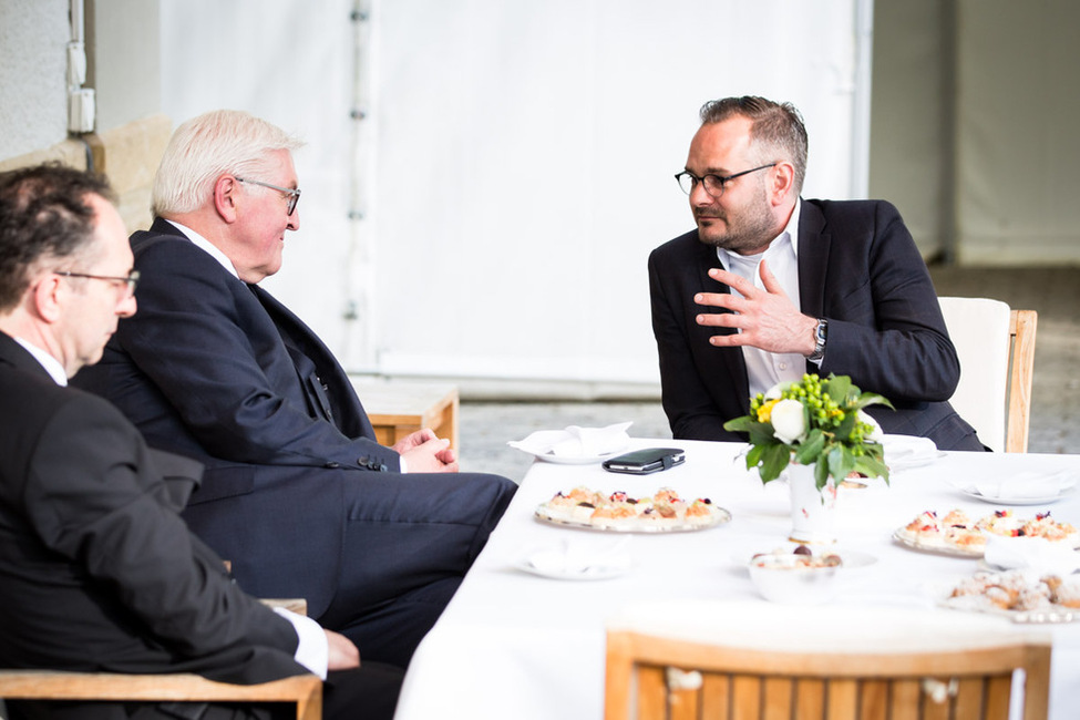 Bundespräsident Frank-Walter Steinmeier beim Gespräch mit dem Schriftsteller und Träger des Schweizer Buchpreises, Jonas Lüscher, in der Residenz des deutschen Botschafters in Bern anlässlich des Staatsbesuchs in der Schweiz
