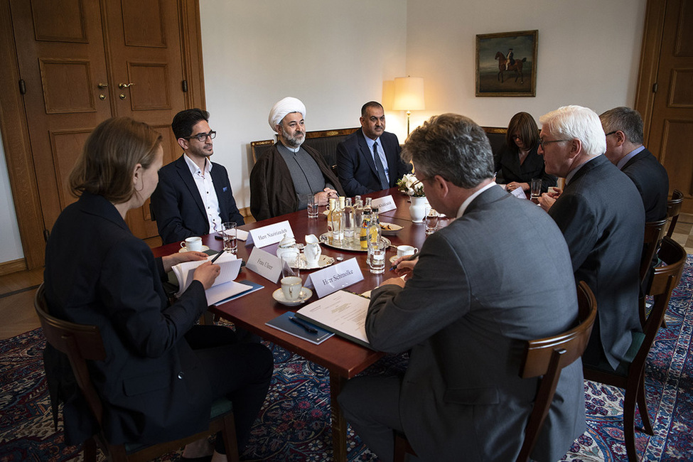 Bundespräsident Frank-Walter Steinmeier beim Gespräch mit Vertretern des Islamische Gemeinschaft der schiitischen Gemeinden Deutschland e. V. (IGS) im Gartensalon von Schloss Belelvue 