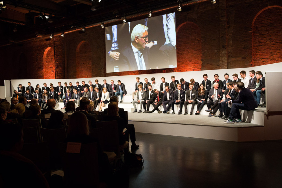 Bundespräsident Frank-Walter Steinmeier im Gespräch mit Jugend forscht- und Zukunftspreis-Gewinnern über „Digitalisierung als Innovationsmotor – Chancen und Herausforderungen“ in Berlin