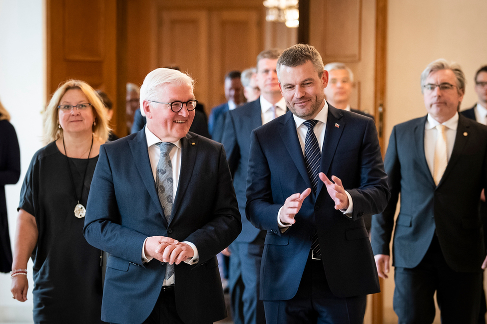 Bundespräsident Frank-Walter Steinmeier beim gemeinsamen Gang ins Amtszimmer mit dem Ministerpräsidenten der Slowakischen Republik, Peter Pellegrini, in Schloss Bellevue 