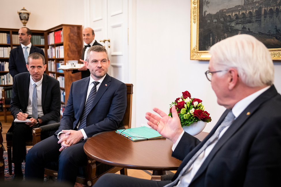 Bundespräsident Frank-Walter Steinmeier beim Gespräch mit dem Ministerpräsidenten der Slowakischen Republik, Peter Pellegrini, im Amtszimmer von Schloss Bellevue 