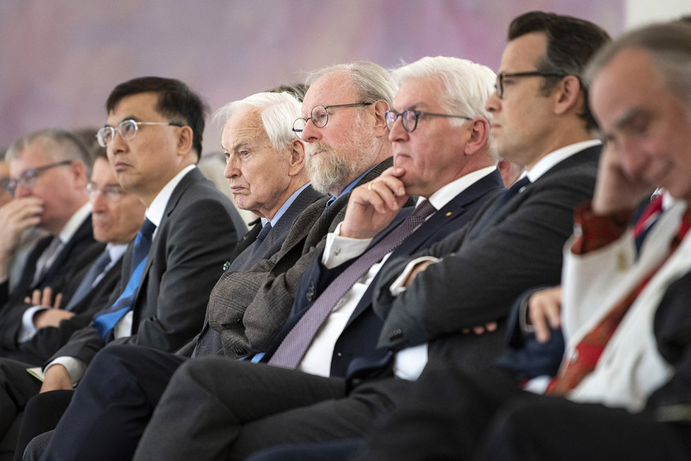 Bundespräsident Frank-Walter Steinmeier nimmt an der Veranstaltung "200 Jahre Karl Marx – ein Podiumsgespräch über Geschichte und Aktualität" im Großen Saal in Schloss Bellevue teil