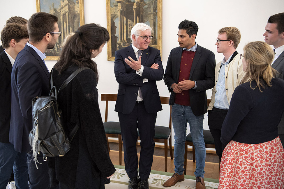 Bundespräsident Frank-Walter Steinmeier im Gespräch mit jungen Gästen bei der Veranstaltung "200 Jahre Karl Marx – ein Podiumsgespräch über Geschichte und Aktualität" in Schloss Bellevue 