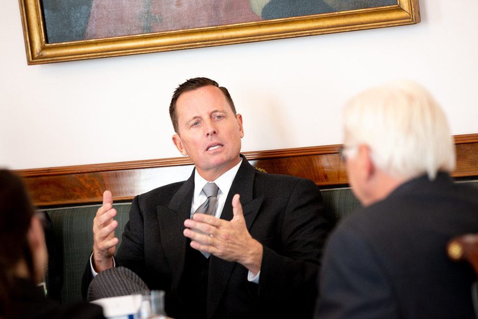 Bundespräsident Frank-Walter Steinmeier beim Austausch mit dem Botschafter der Vereinigten Staaten von Amerika, Richard Allen Grenell, im Salon Luise von Schloss Bellevue anlässlich der Akkreditierung von Botschaftern