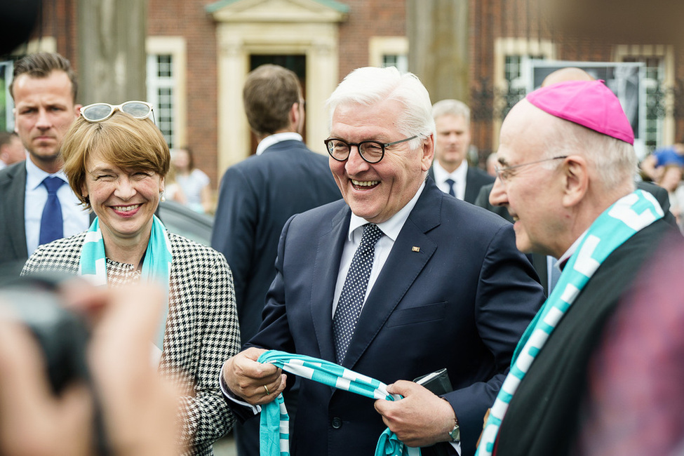 Bundespräsident Frank-Walter Steinmeier und Elke Büdenbender treffen auf dem Domplatz in Münster zum 101. Deutschen Katholikentag ein