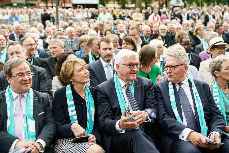 Bundespräsident Frank-Walter Steinmeier und Elke Büdenbender bei der Eröffnungsfeier des 101. Deutschen Katholikentages auf dem Domplatz in Münster 