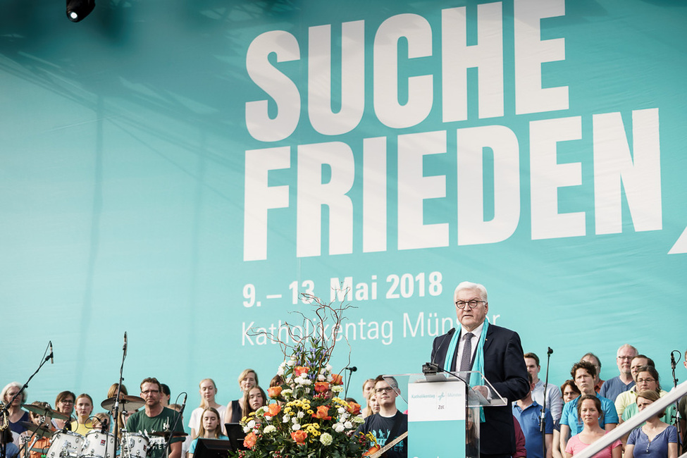 Bundespräsident Frank-Walter Steinmeier hält eine Ansprache bei der Eröffnungsfeier des 101. Deutschen Katholikentages auf dem Domplatz in Münster