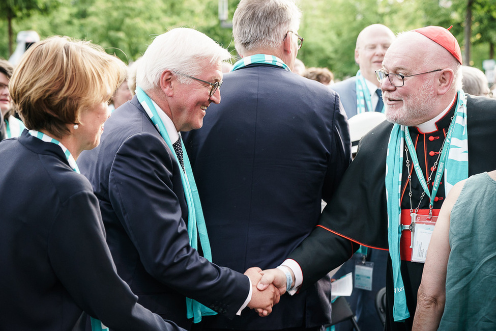 Bundespräsident Frank-Walter Steinmeier und Elke Büdenbender werden vom Vorsitzenden der Deutschen Bischofskonferenz, Reinhard Kardinal Marx, bei der Eröffnungsfeier des 101. Deutschen Katholikentages auf dem Domplatz in Münster begrüßt