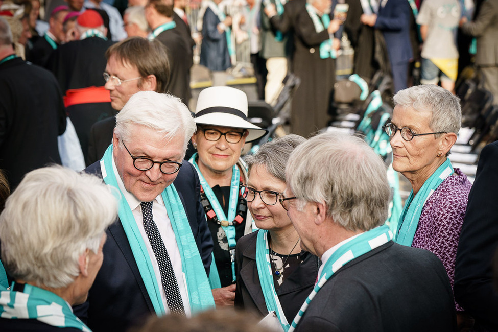 Bundespräsident Frank-Walter Steinmeier im Gespräch mit Gläubigen bei der Eröffnungsfeier des 101. Deutschen Katholikentages auf dem Domplatz in Münster 