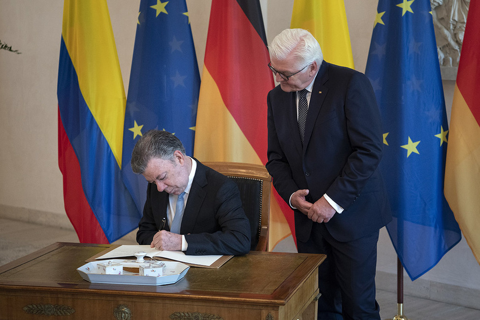 Bundespräsident Frank-Walter Steinmeier beim Eintrag ins Gästebuch von dem Präsidenten der Republik Kolumbien, Juan Manuel Santos Calderón, in der Eingangshalle von Schloss Bellevue 