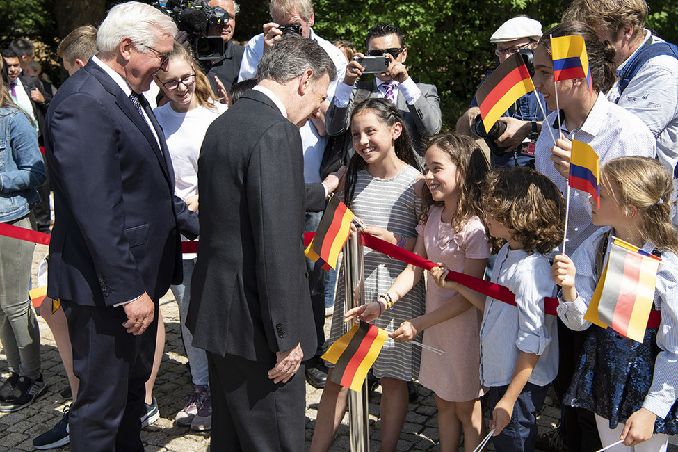 Bundespräsident Frank-Walter Steinmeier und der Präsident der Republik Kolumbien, Juan Manuel Santos Calderón, begegnen Schülerinnen und Schülern der Philipp-Reis-Schule aus Berlin im Schlosspark anlässlich der Begrüßung mit militärischen Ehren 