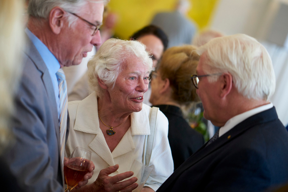 Bundespräsident Frank-Walter Steinmeier im Gespräch beim Empfang für die Vereinigung ehemaliger Mitglieder des Deutschen Bundestages und des Europäischen Parlamentes e. V.  im Großen Saal von Schloss Bellevue 