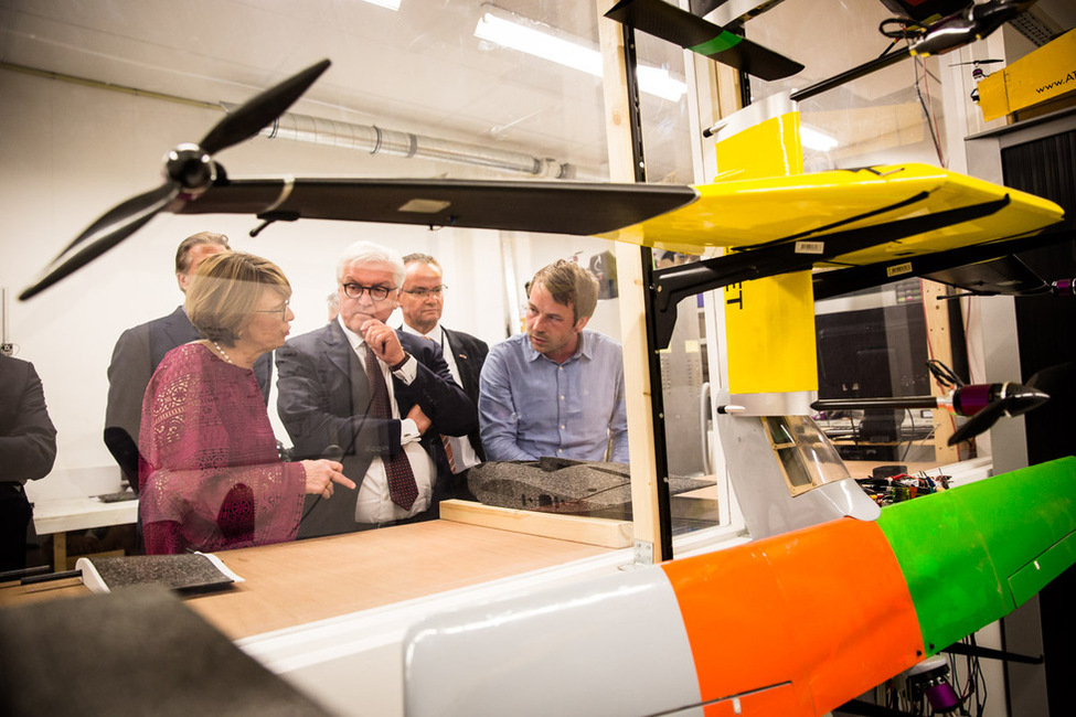 Bundespräsident Frank-Walter Steinmeier und Elke Büdenbender bei der Präsentation ausgewählter Start-ups während eines Rundgangs durch das Gründerzentrum YES!Delft