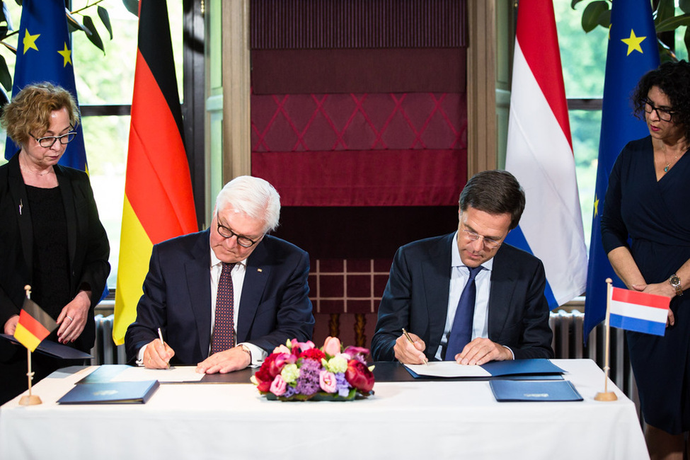 Bundespräsident Frank-Walter Steinmeier und Ministerpräsident Mark Rutte tauschen Ratifikationsurkunden zum Ems-Dollart-Vertrag in der Residenz Catshuis in Den Haag anlässlich des offiziellen Besuchs im Königreich‎ der Niederlande aus