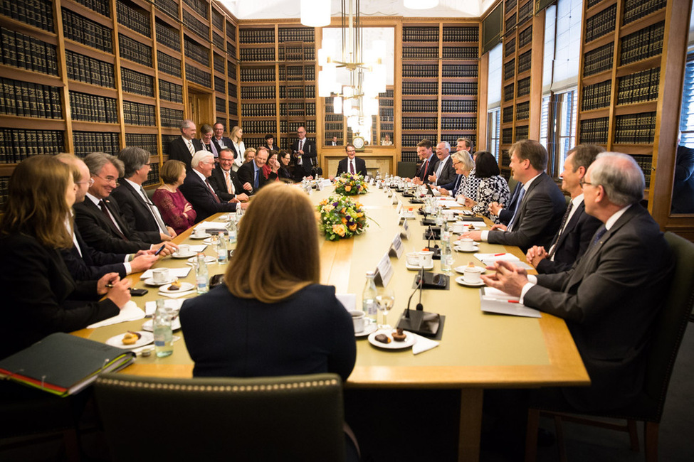 Bundespräsident Frank-Walter Steinmeier und Elke Büdenbender im Gespräch mit den Vorsitzenden der Ersten und Zweiten Kammer und weiteren Abgeordneten im Parlament in Den Haag