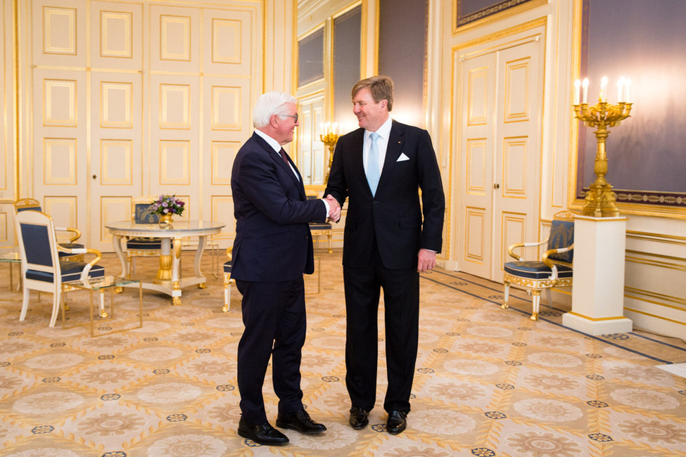Bundespräsident Frank-Walter Steinmeier wird von König Willem-Alexander im Königspalast Paleis Noordeinde in Den Haag anlässlich des offiziellen Besuchs im Königreich‎ der Niederlande begrüßt