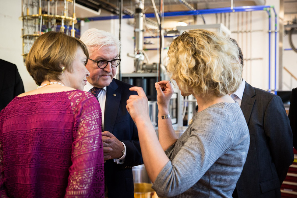 Bundespräsident Frank-Walter Steinmeier und Elke Büdenbender bei einem Rundgang durch die Forschungslabore des Instituts für Quantentechnologie QuTech