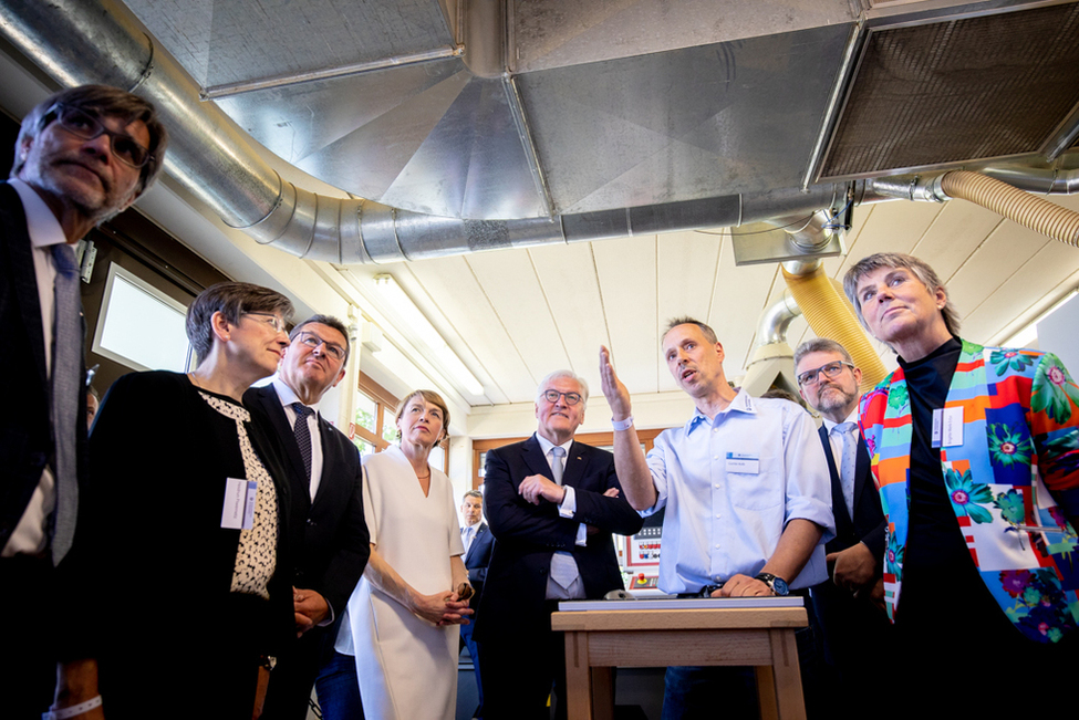 Bundespräsident Frank-Walter Steinmeier und Elke Büdenbender beim Rundgang durch die Schreinerei des Kompetenzzentrums Digitales Handwerk (KDH) der Handwerkskammer für Oberfranken in Bayreuth