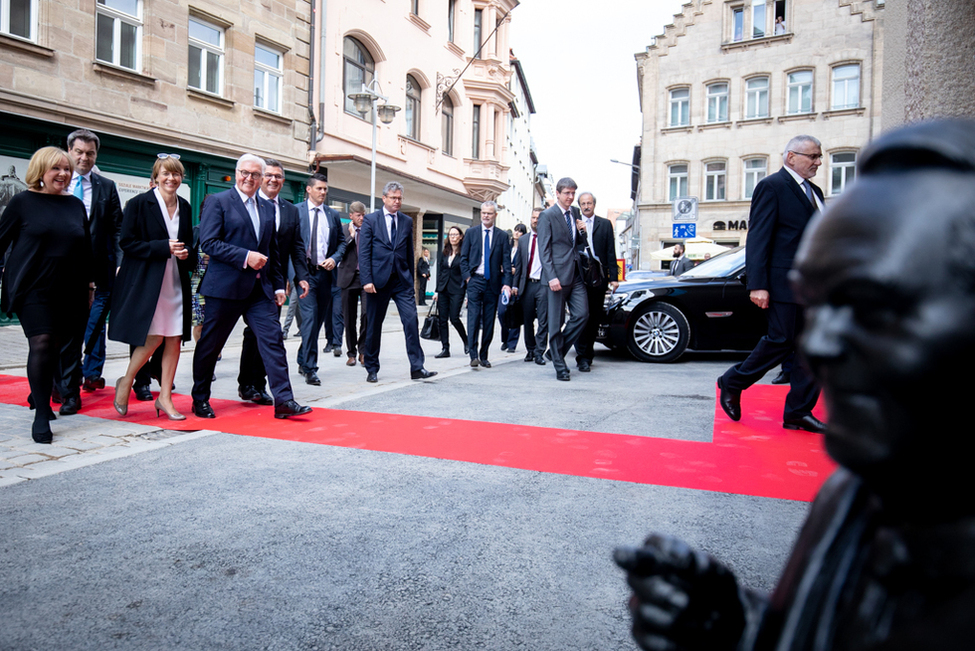 Bundespräsident Frank-Walter Steinmeier und Elke Büdenbender beim Gang in das Geburtshaus mit dem bayerischen Ministerpräsidenten Markus Söder und dem Fürther Oberbürgermeister, Thomas Jung, anlässlich der Eröffnung des Ludwig Erhard Zentrums