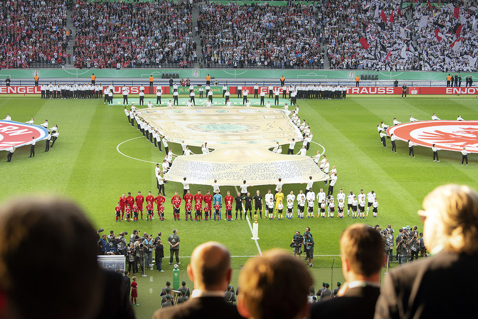 Während der Hymne beim DFB-Pokalfinale der Männer im Berliner Olympiastadion