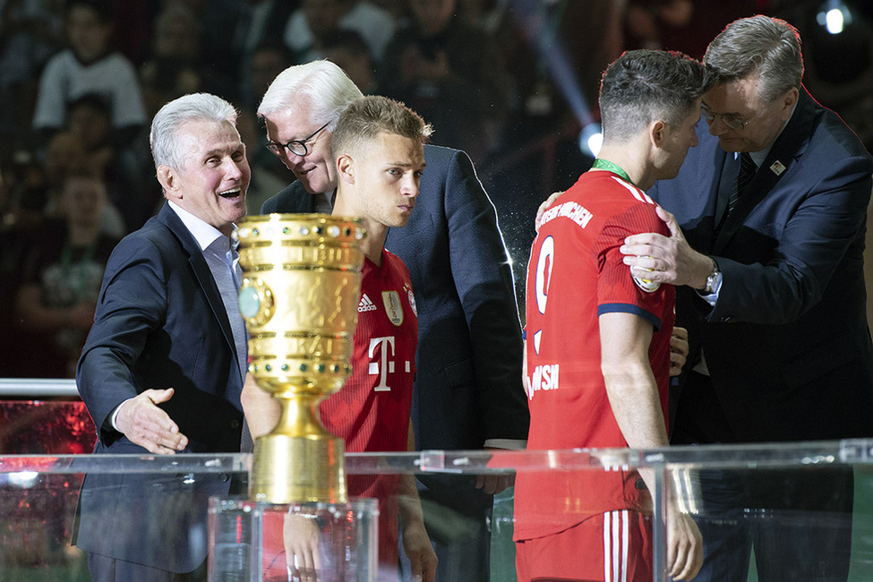 Bundespräsident Frank-Walter Steinmeier im Austausch mit dem Trainer des FC Bayern München, davor Joshua Kimmich und Robert Lewandowski beim DFB-Pokalfinale der Männer im Berliner Olympiastadion