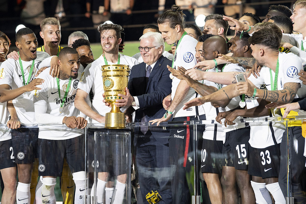 Bundespräsident Frank-Walter Steinmeier bei der Siegesfeier des 75. DFB-Pokalfinales, das Eintracht Frankfurt gegen Bayern München mit 3:1 gewonnen hat